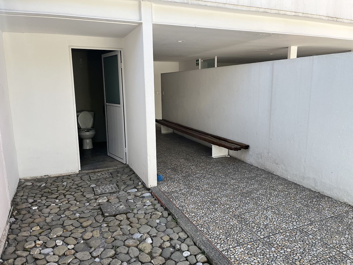 13 de 25: Isq bodega y baño