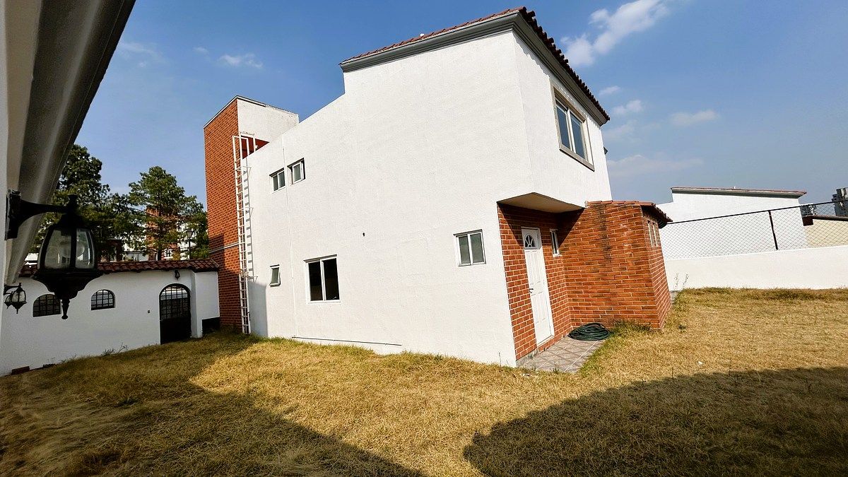 6 de 25: JARDIN CON MEDIO BAÑO