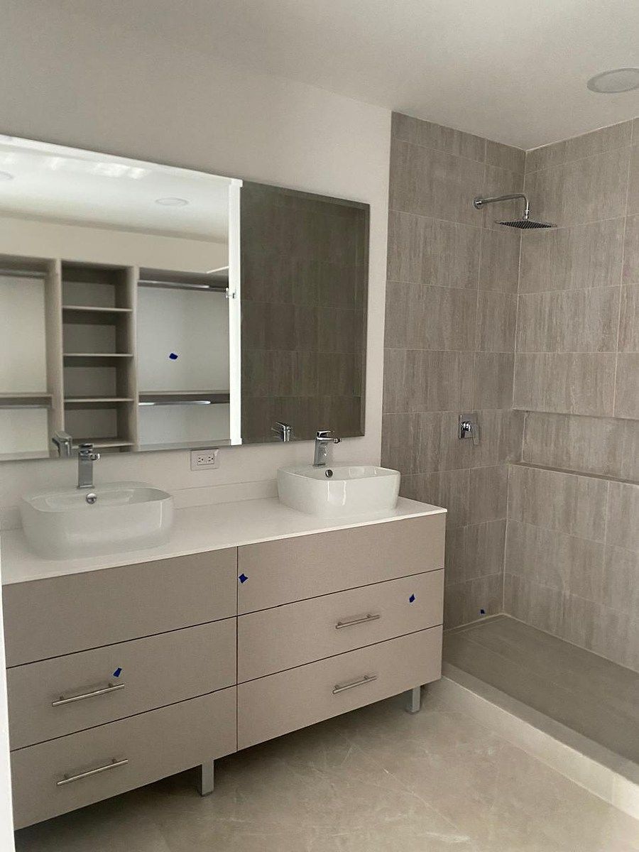 8 of 10: Baño recámara principal