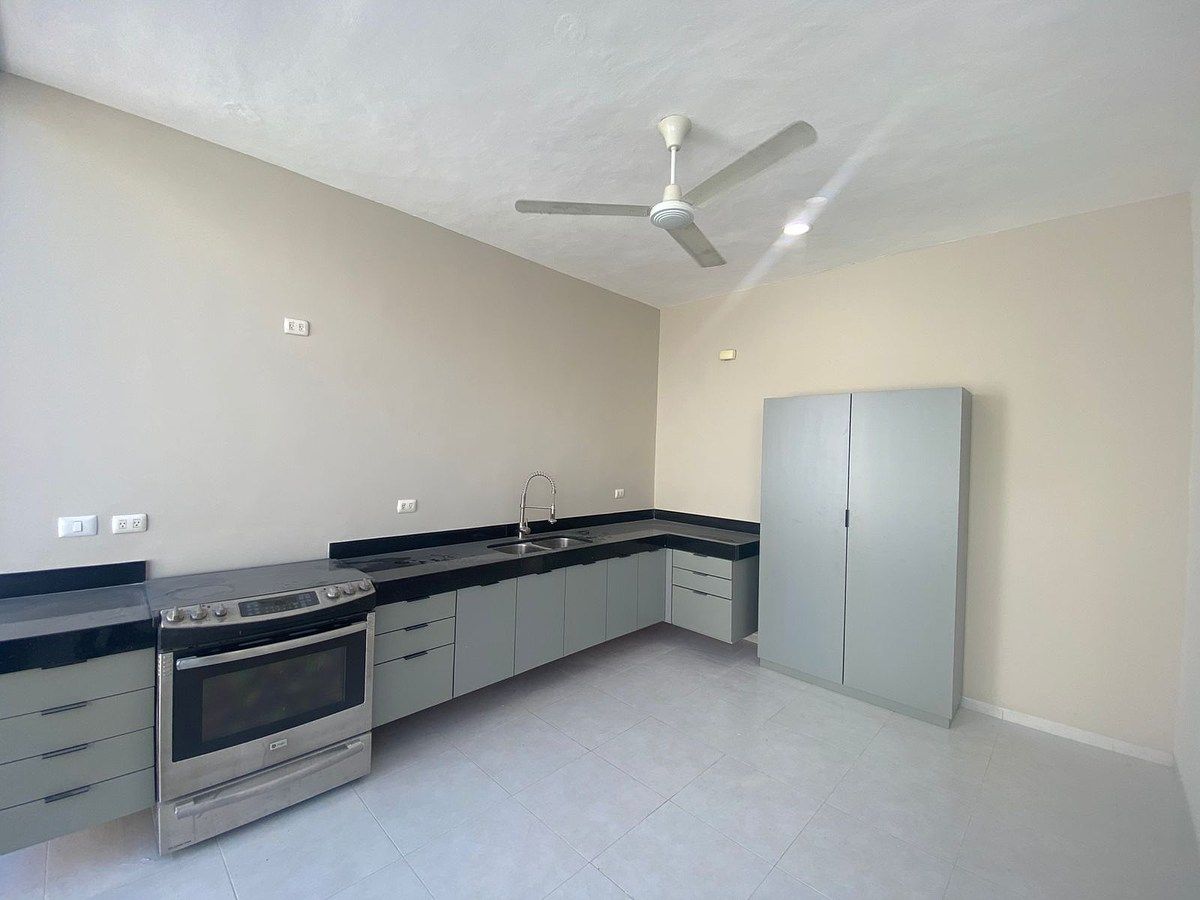 5 de 18: cocina con estufa y alacena