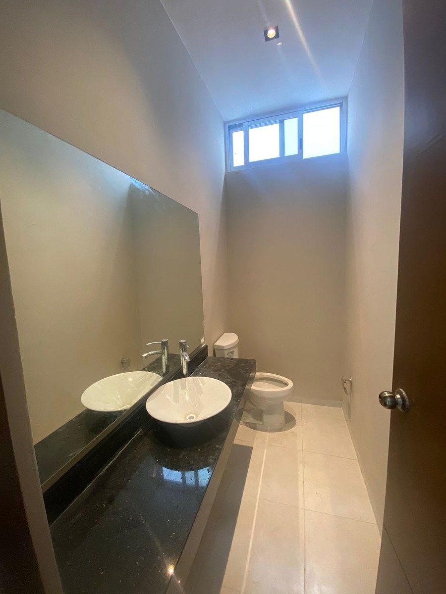 6 de 18: Medio baño PB