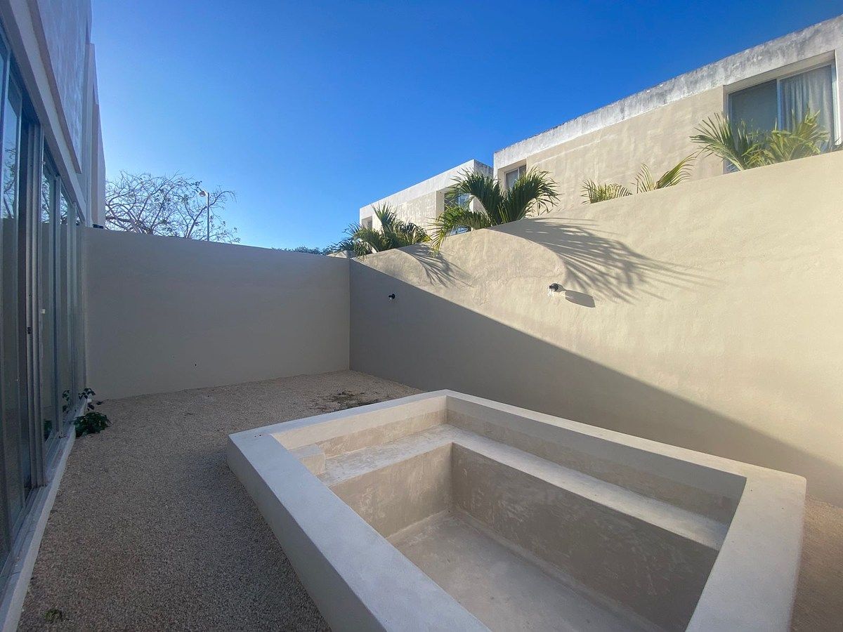 1 de 18: Piscina y patio