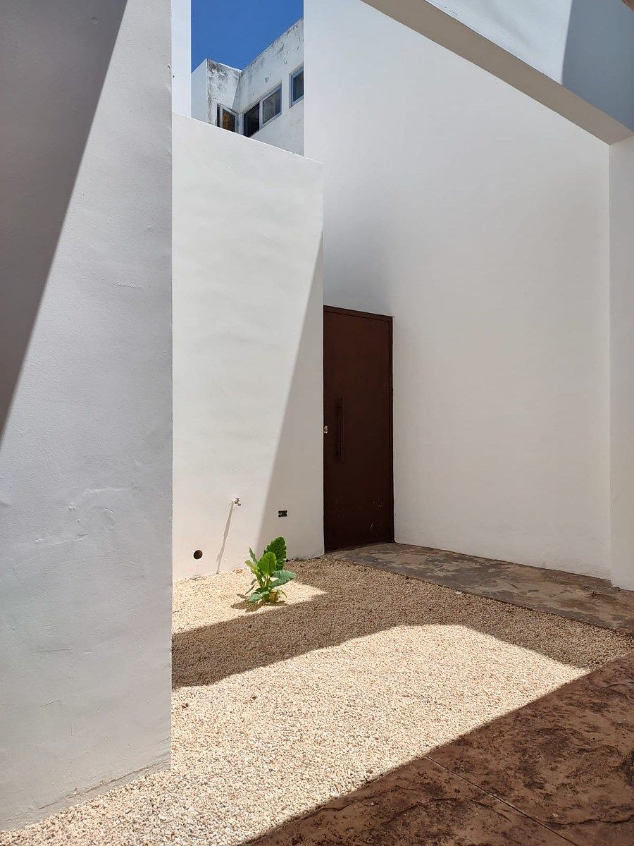 7 de 26: garage y puerta para pasillo de servicio
