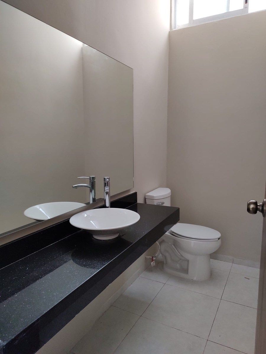 17 de 26: medio baño de visitas
