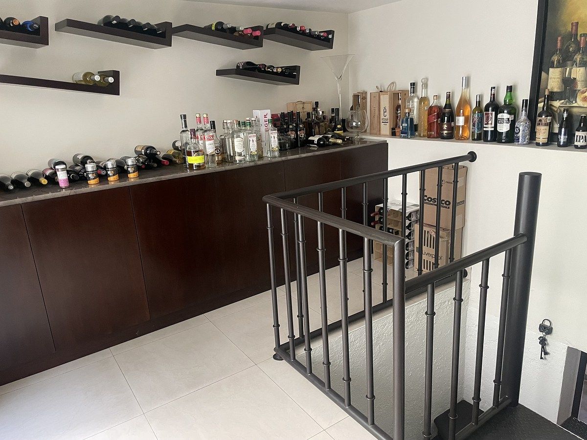 8 de 32: Área de Bar,  la escalera baja hacia el sótano