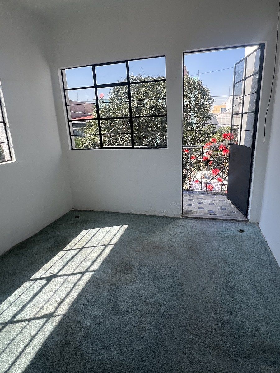 10 de 17: Habitación con clóset y balcón