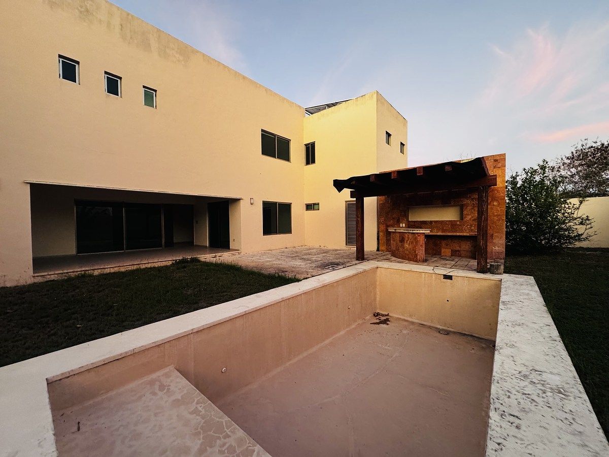 2 de 33: Fachada trasera