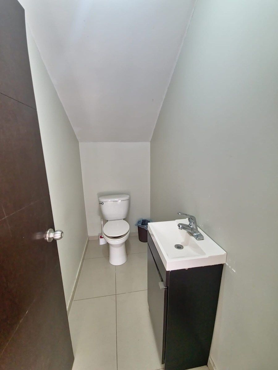 13 de 32: Medio baño en planta baja