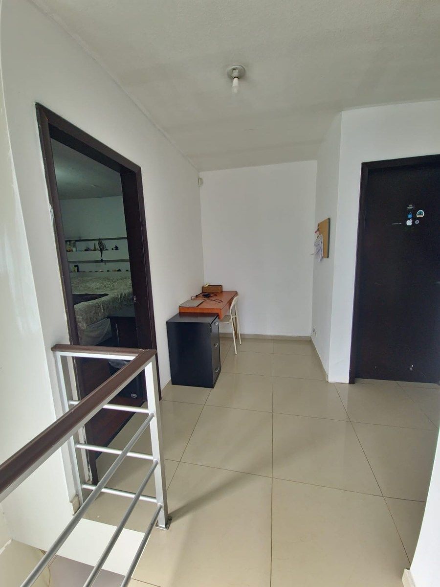 15 de 32: Pasillo y área de estudio