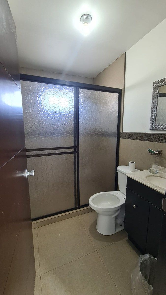 18 de 32: Baño cmpleto en segundo piso