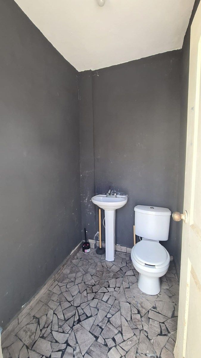 29 de 32: Medio baño en patio trasero