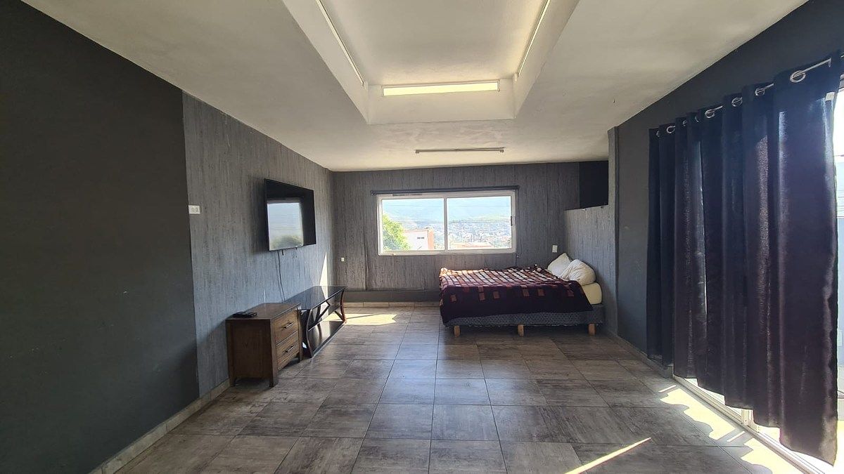 30 de 32: Sala o estudio en patio trasero