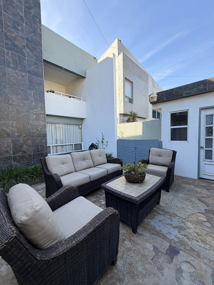 2 of 34: Patio frontal