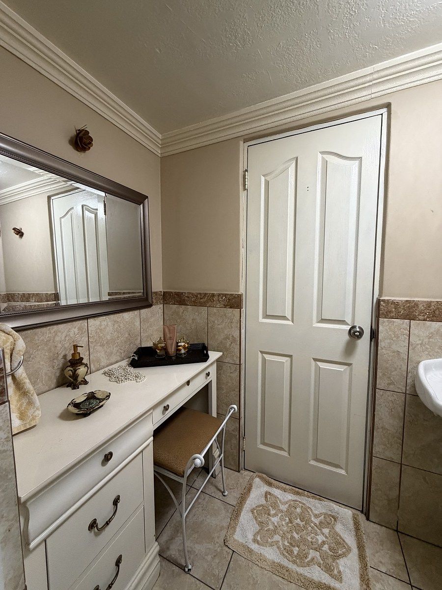 12 of 34: Medio Baño con tocador en planta baja