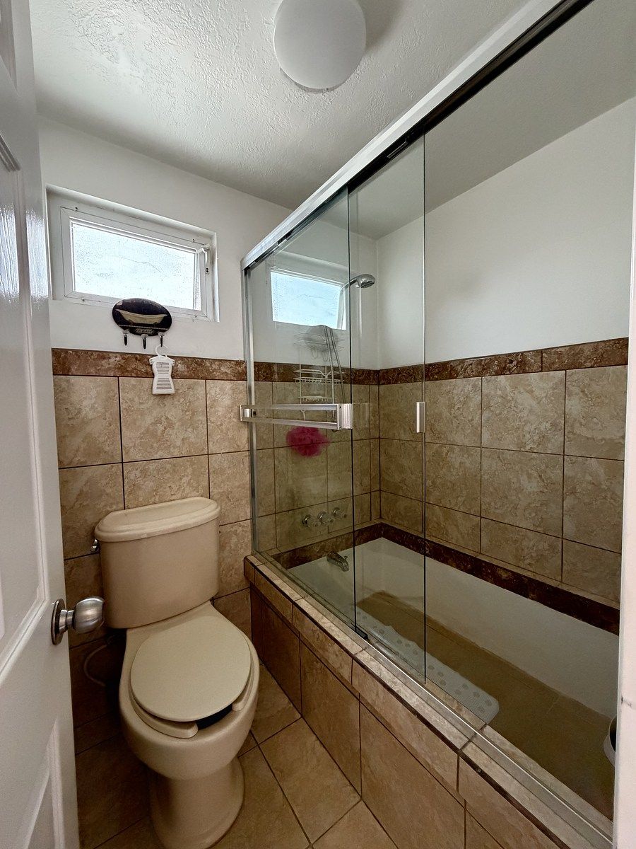 17 of 34: Baño completo con tina