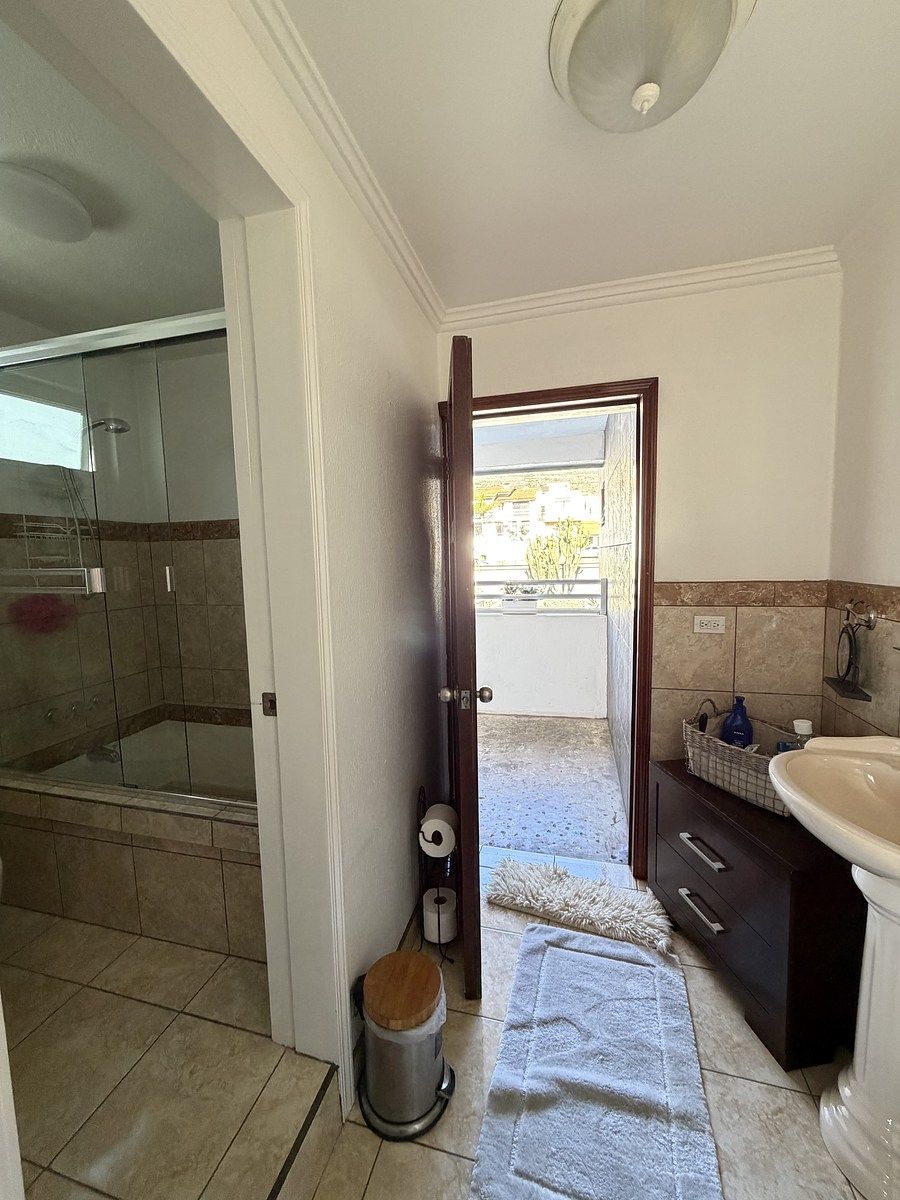 18 of 34: Balcón en primer recámara secundaria