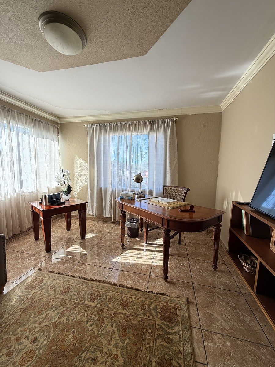 19 of 34: Escritorio en sala de parte alta