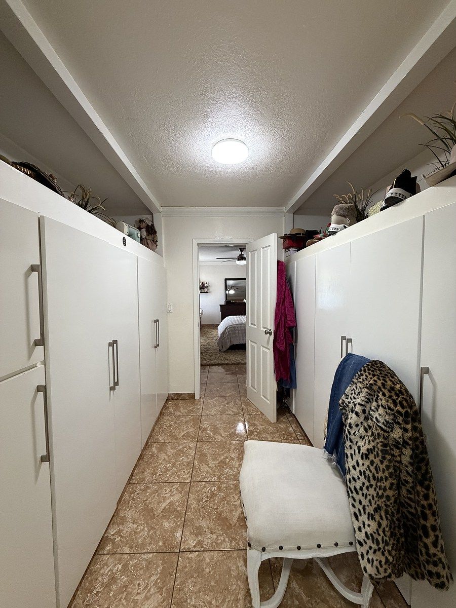 24 of 34: Walking clóset de remarcara principal