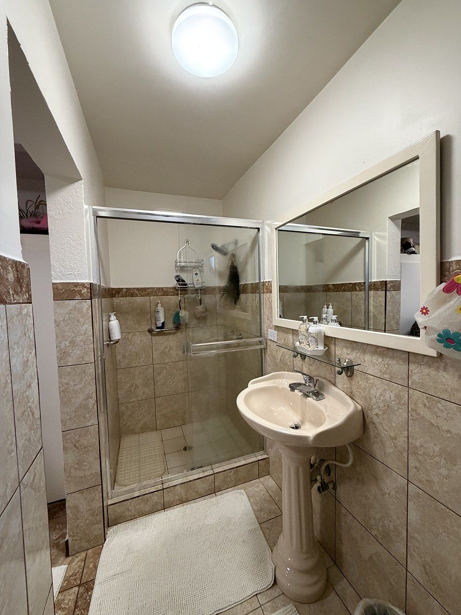 25 of 34: Baño completo de recámara principal