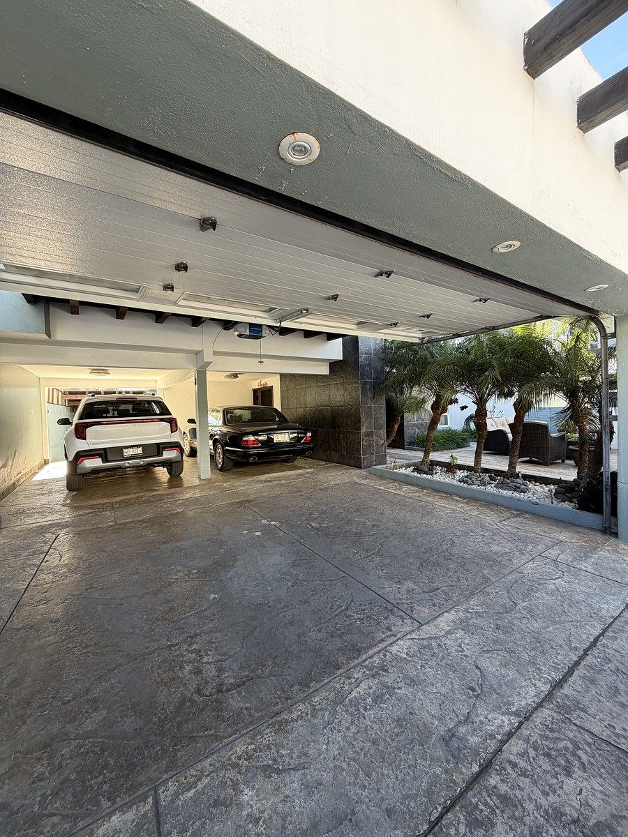 34 of 34: Estacionamiento para 4 carros o más