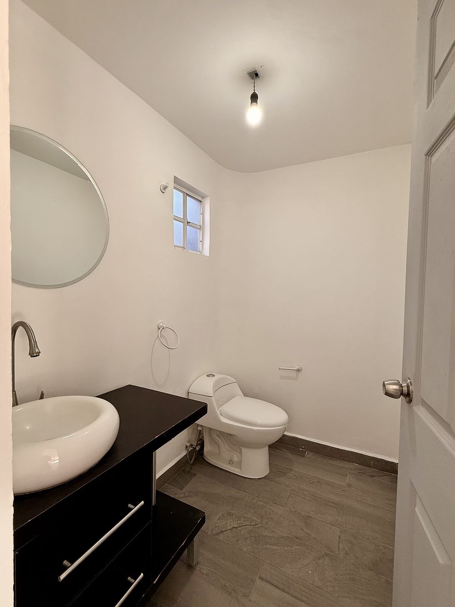 24 de 28: baño visitas