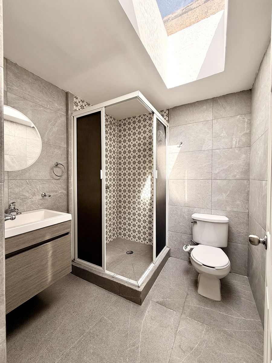 26 de 28: baño compartido por recámaras secundarias