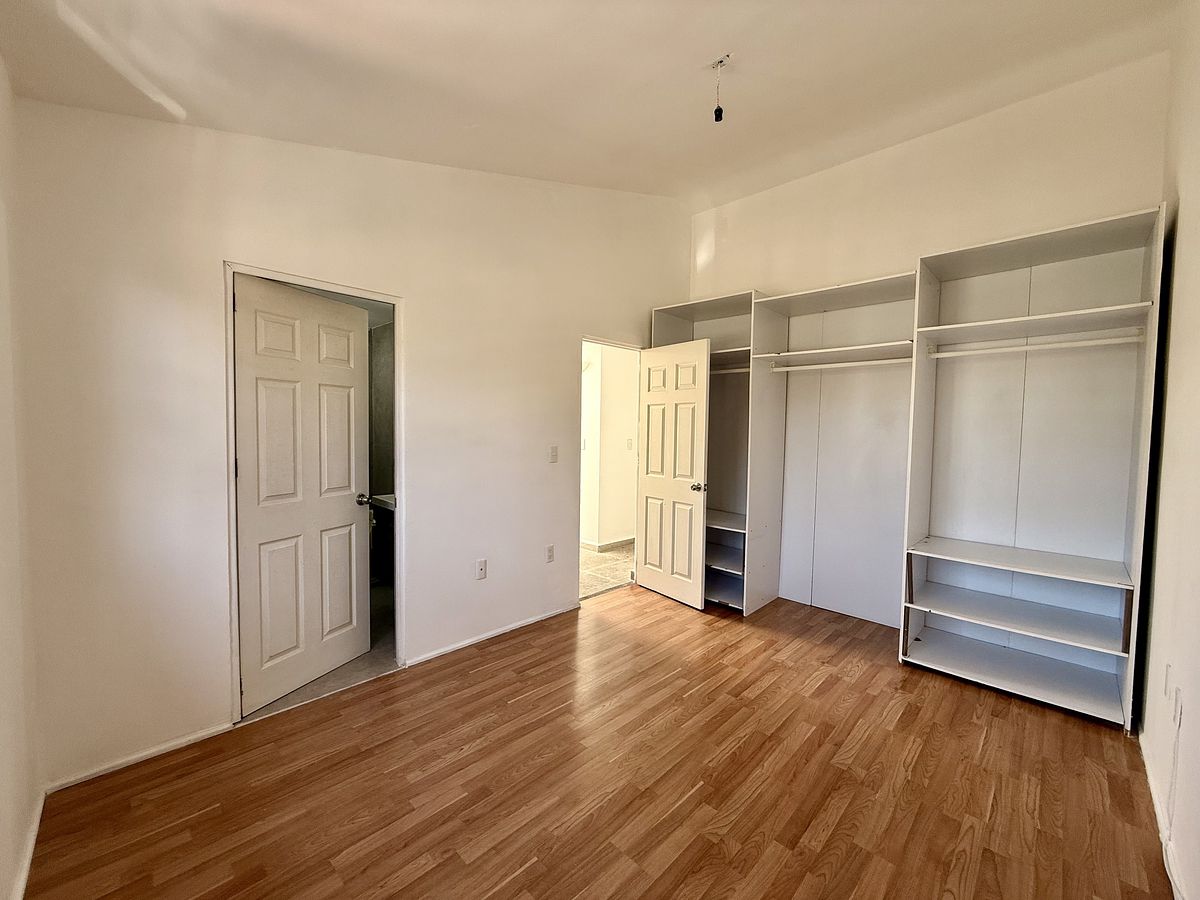 16 de 28: recámara principal con baño completo