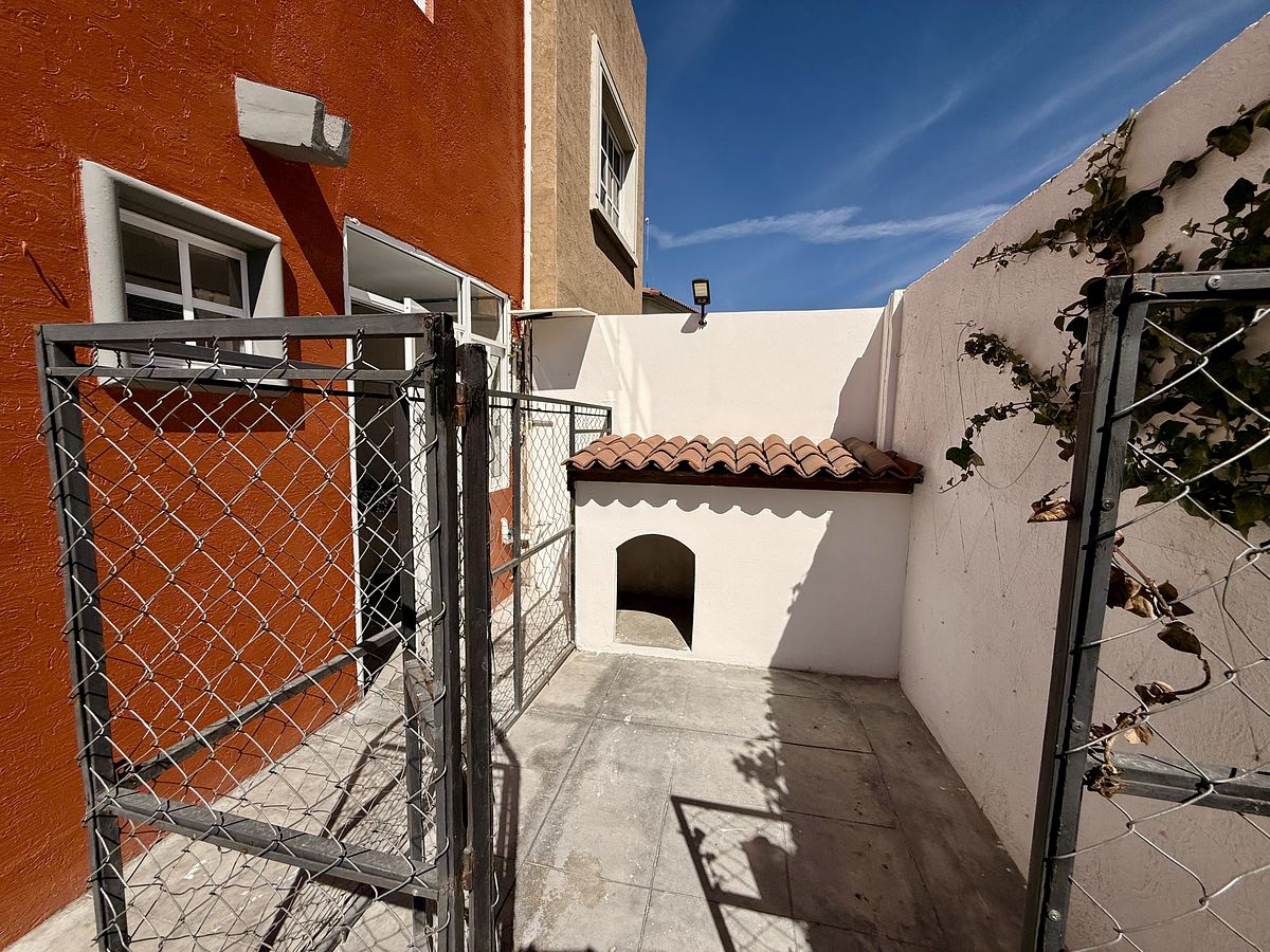 28 de 28: patio con casita para mascotas