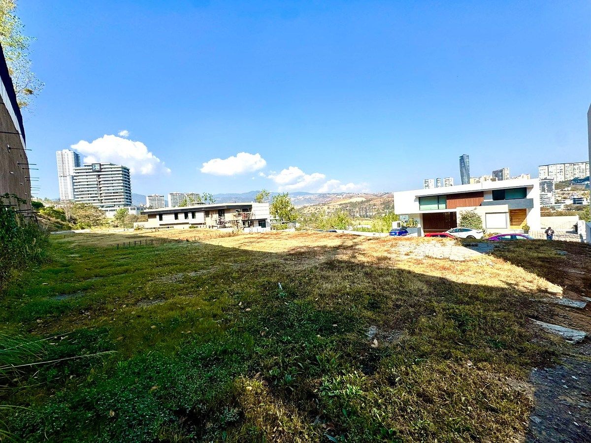 3 of 13: Excelente ubicación al interior del Clúster