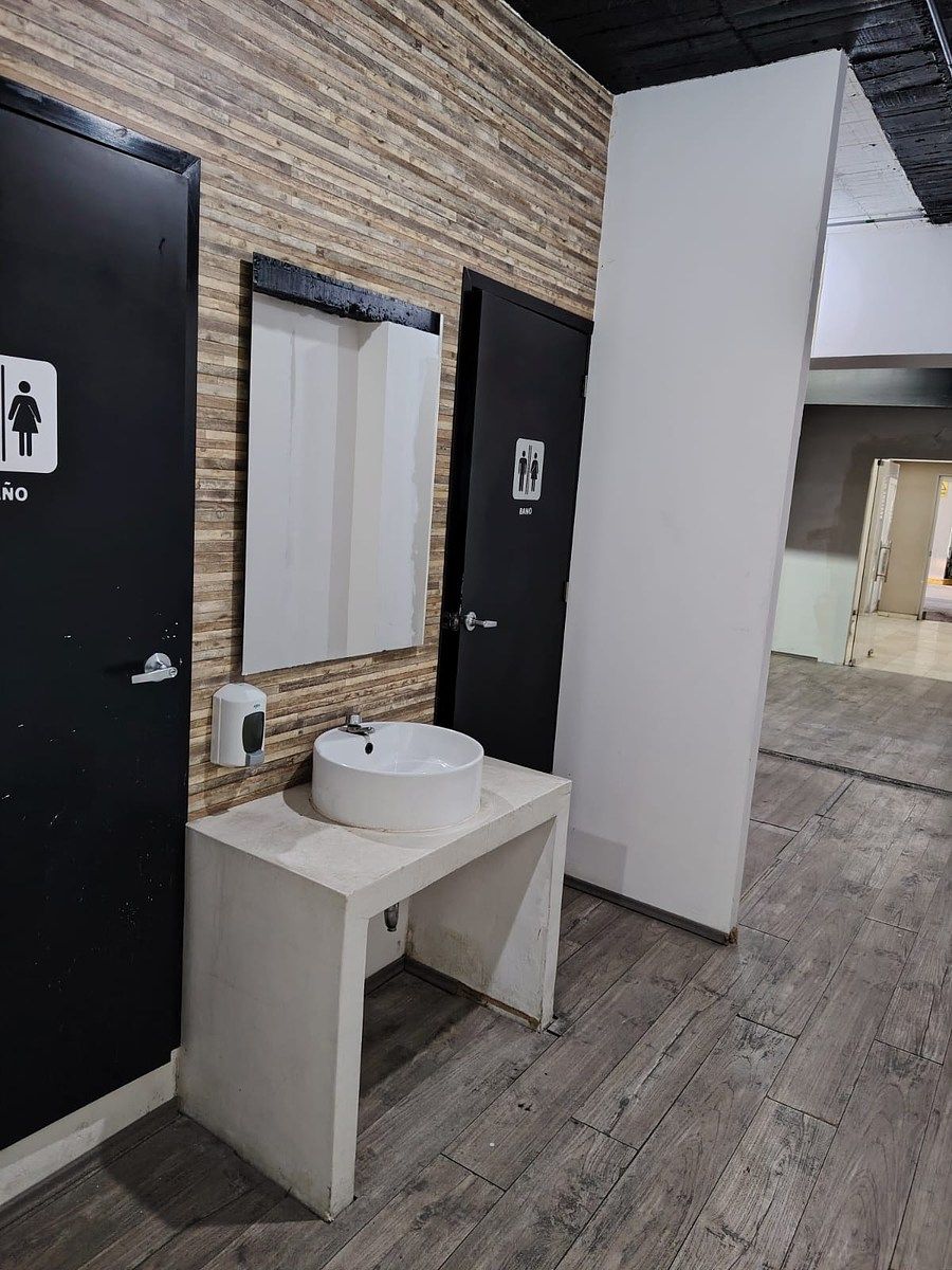 11 de 13: baños dentro del local