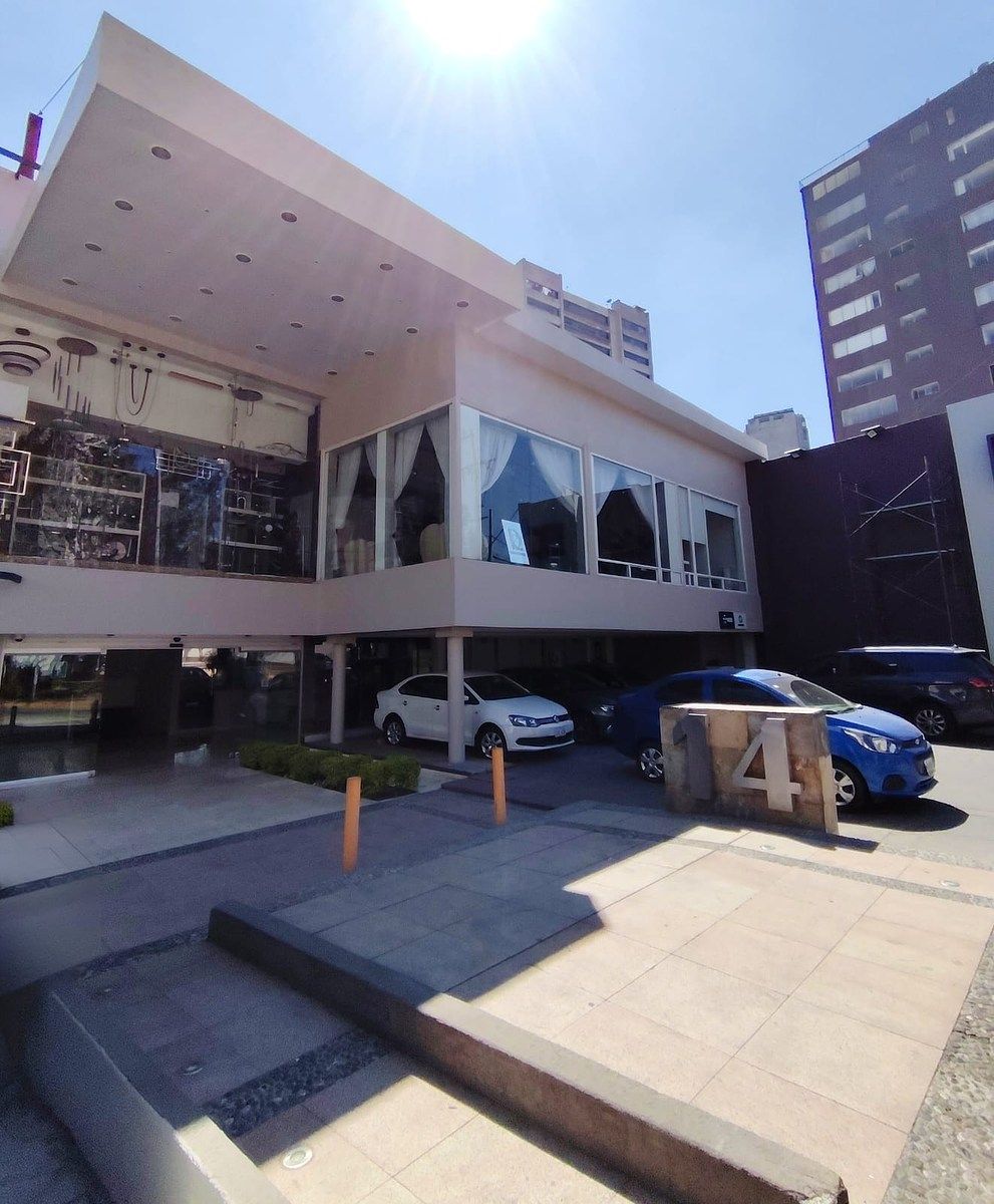 13 de 13: Plaza comercial