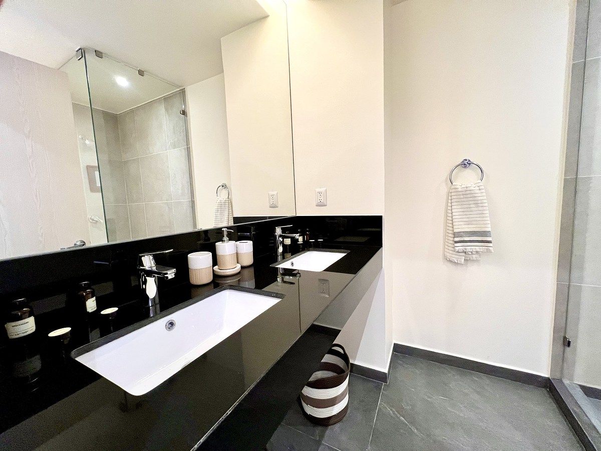 9 de 17: Baño doble lavabo