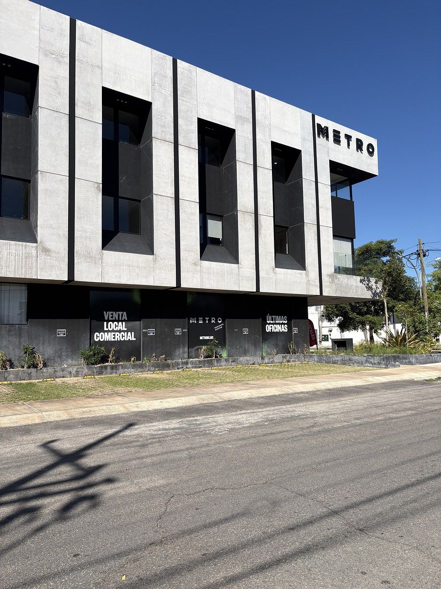 10 of 17: Exterior edificio