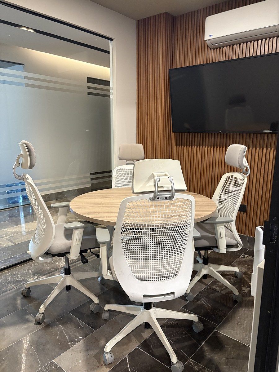 3 of 17: Sala de juntas interna