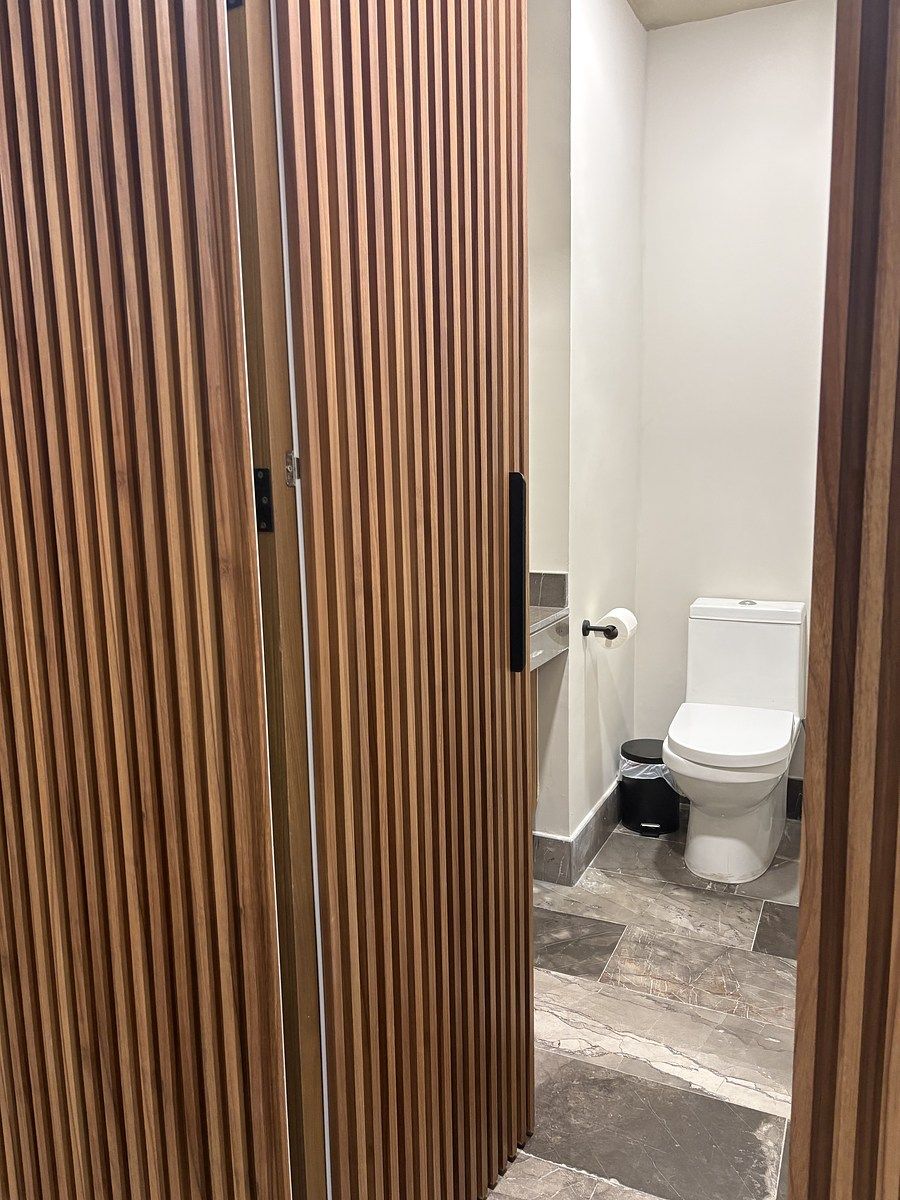 7 of 17: Medio baño privado