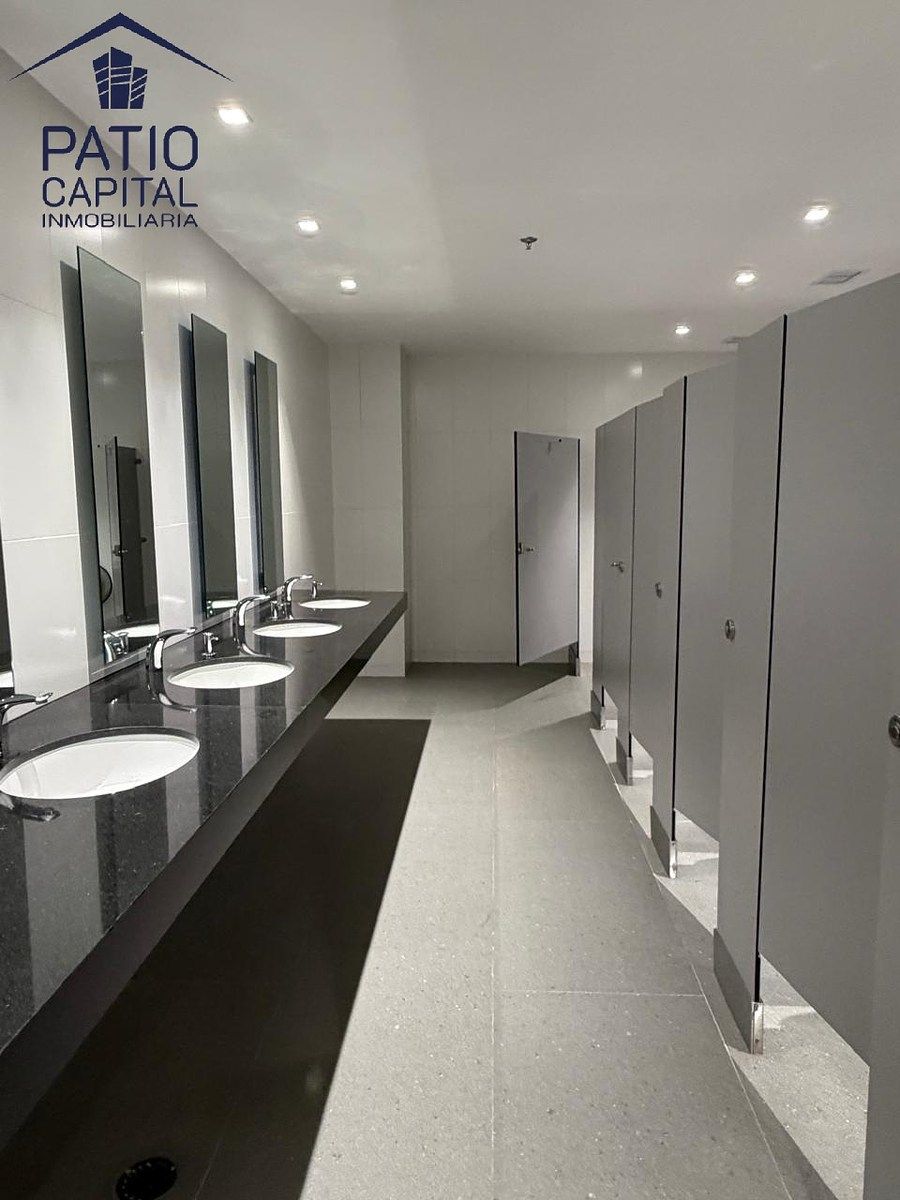 4 of 10: Lockers y regaderas del Gym