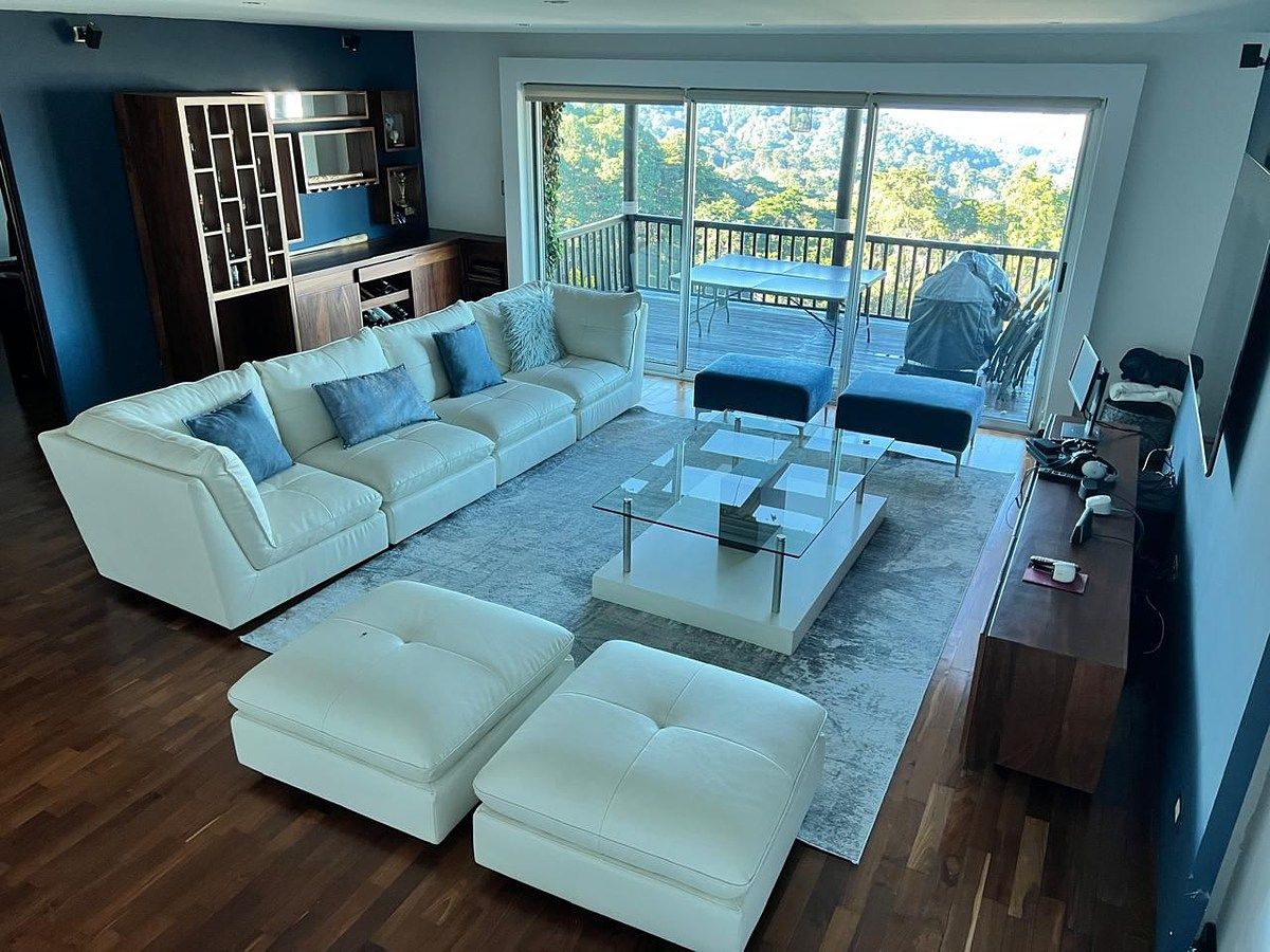 6 de 13: sala familiar con salida al deck