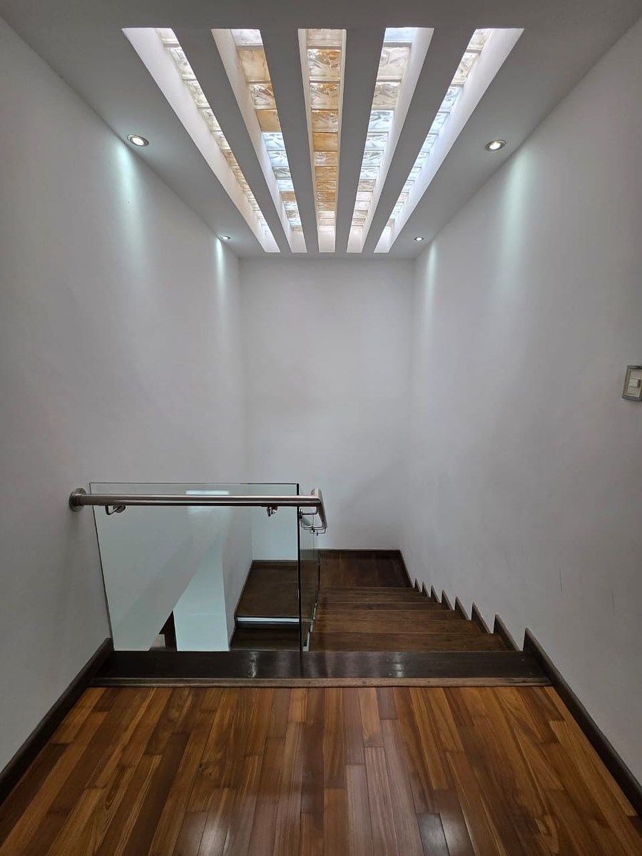 10 de 13: gradas con moderno pasamanos y tragaluz