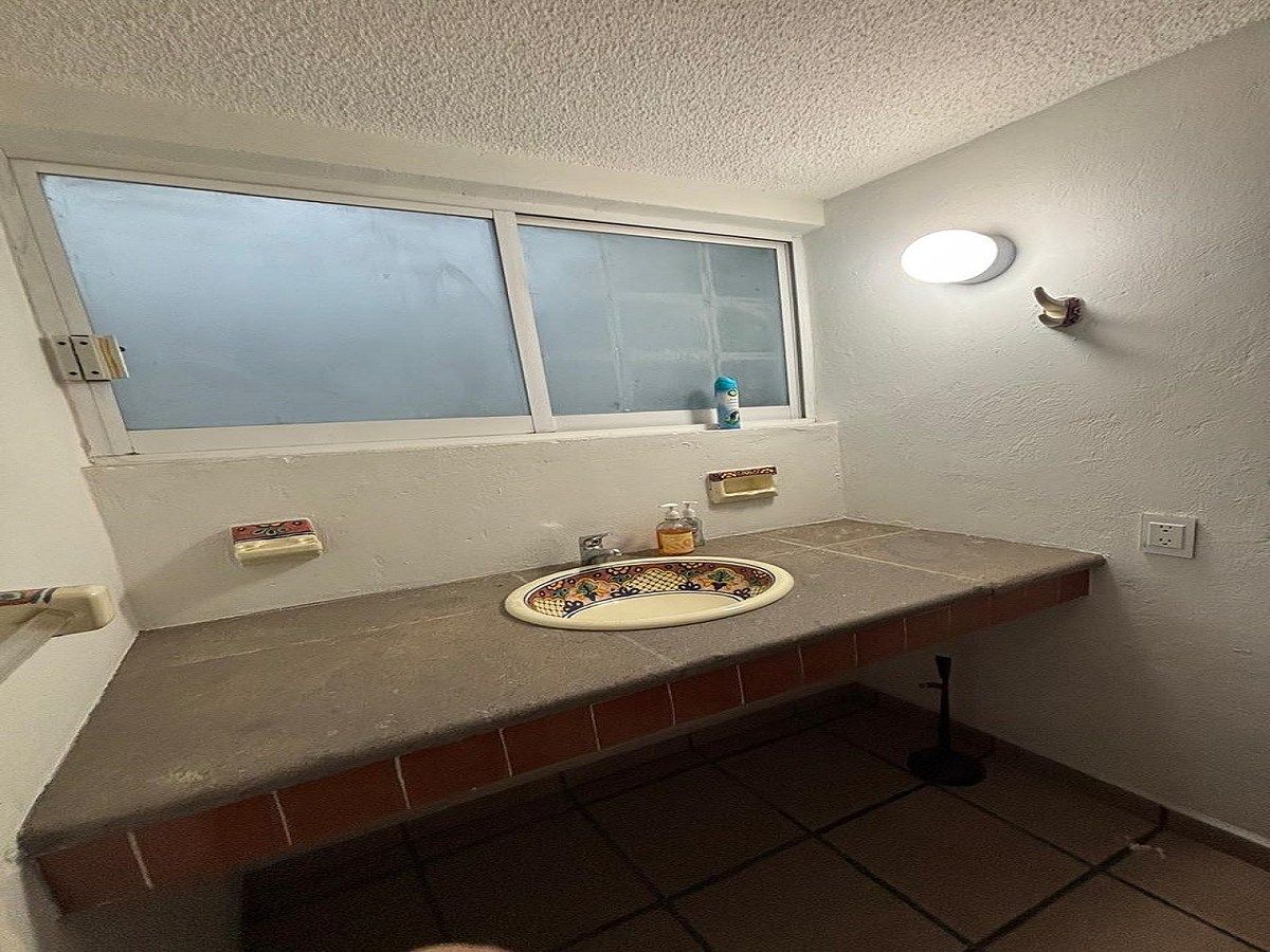 18 de 33: MEDIO BAÑO VISITAS