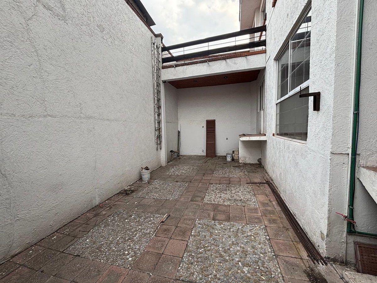 21 de 33: PATIO FRONTAL