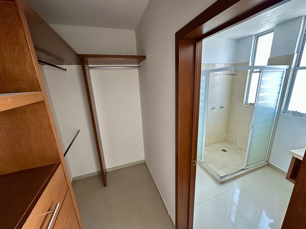 15 de 16: VESTIDOR RECAMARA PRINCIPAL