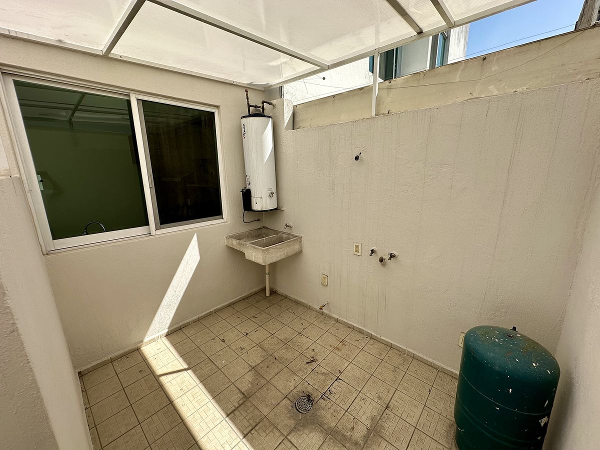 8 de 16: AREA DE LAVADO TECHADA