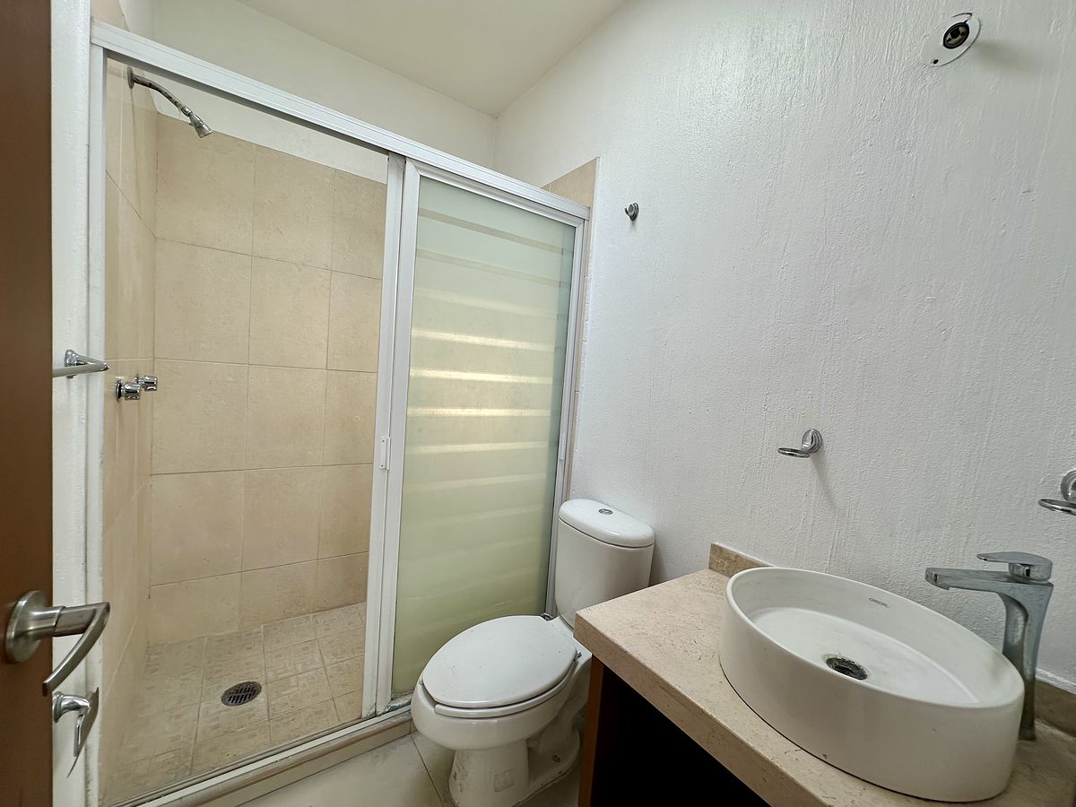 12 de 16: BAÑO QUE COMPARTEN RECAMARAS RECUNDARIAS