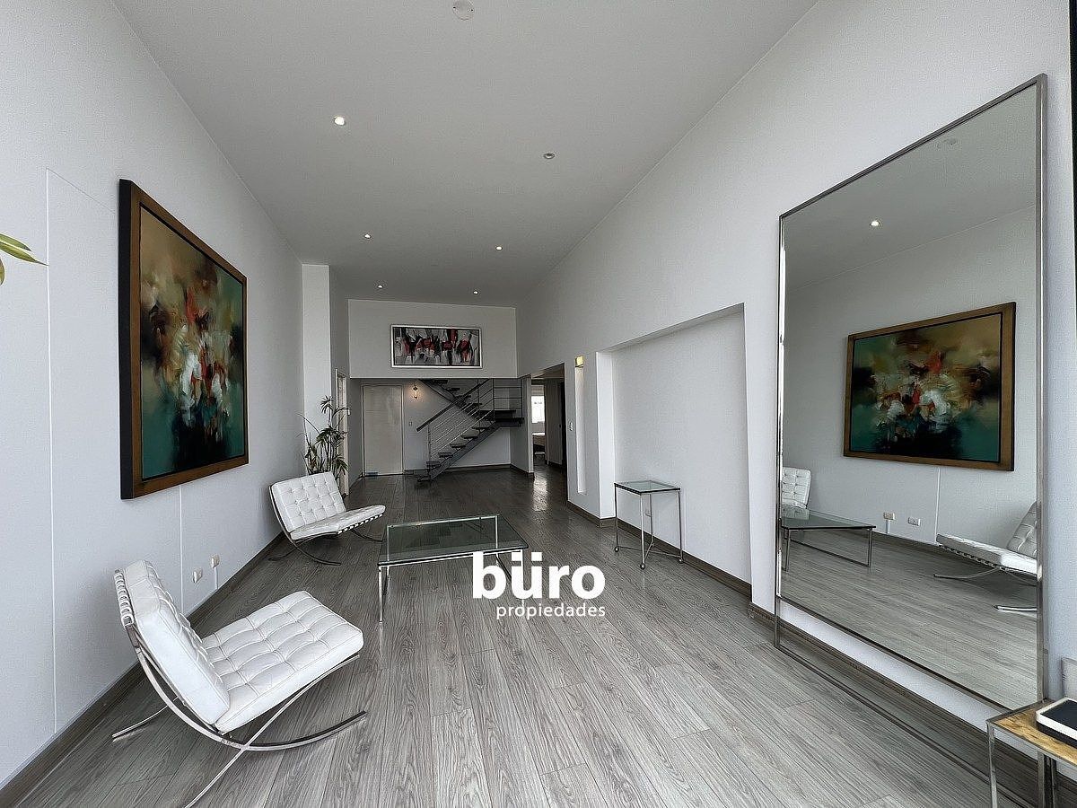 3 de 23: Sala con comedor atras
