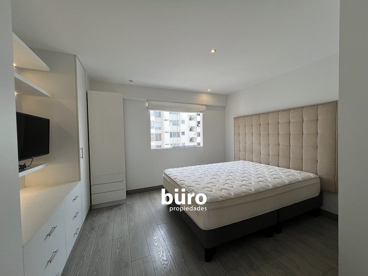 12 de 23: Dormitorio segundario con baño 1. piso