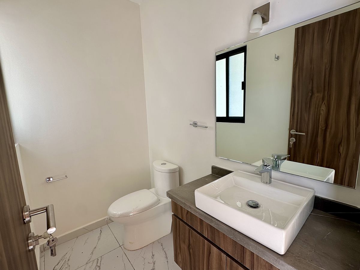 3 de 23: MEDIO BAÑO DE VISITAS