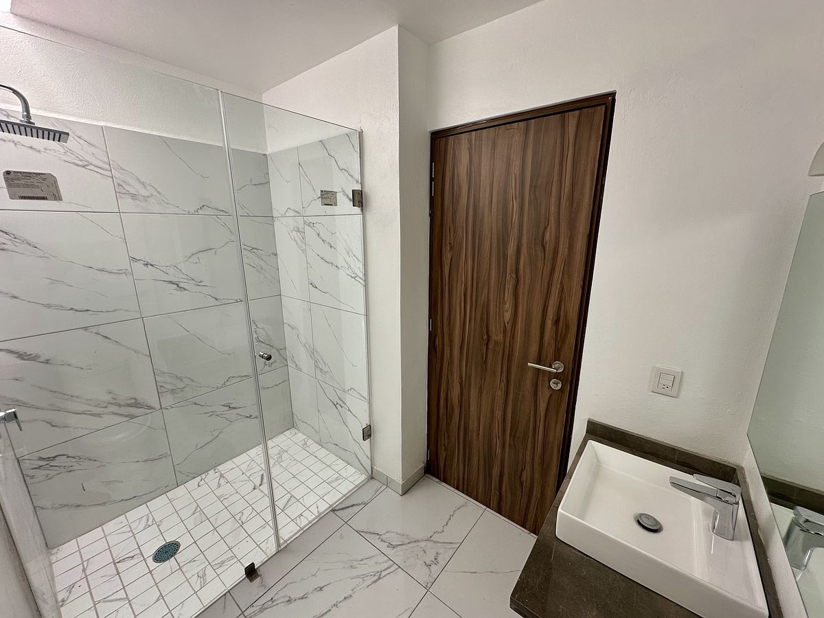 16 de 23: BAÑO COMPLETO PLANTA ALTA