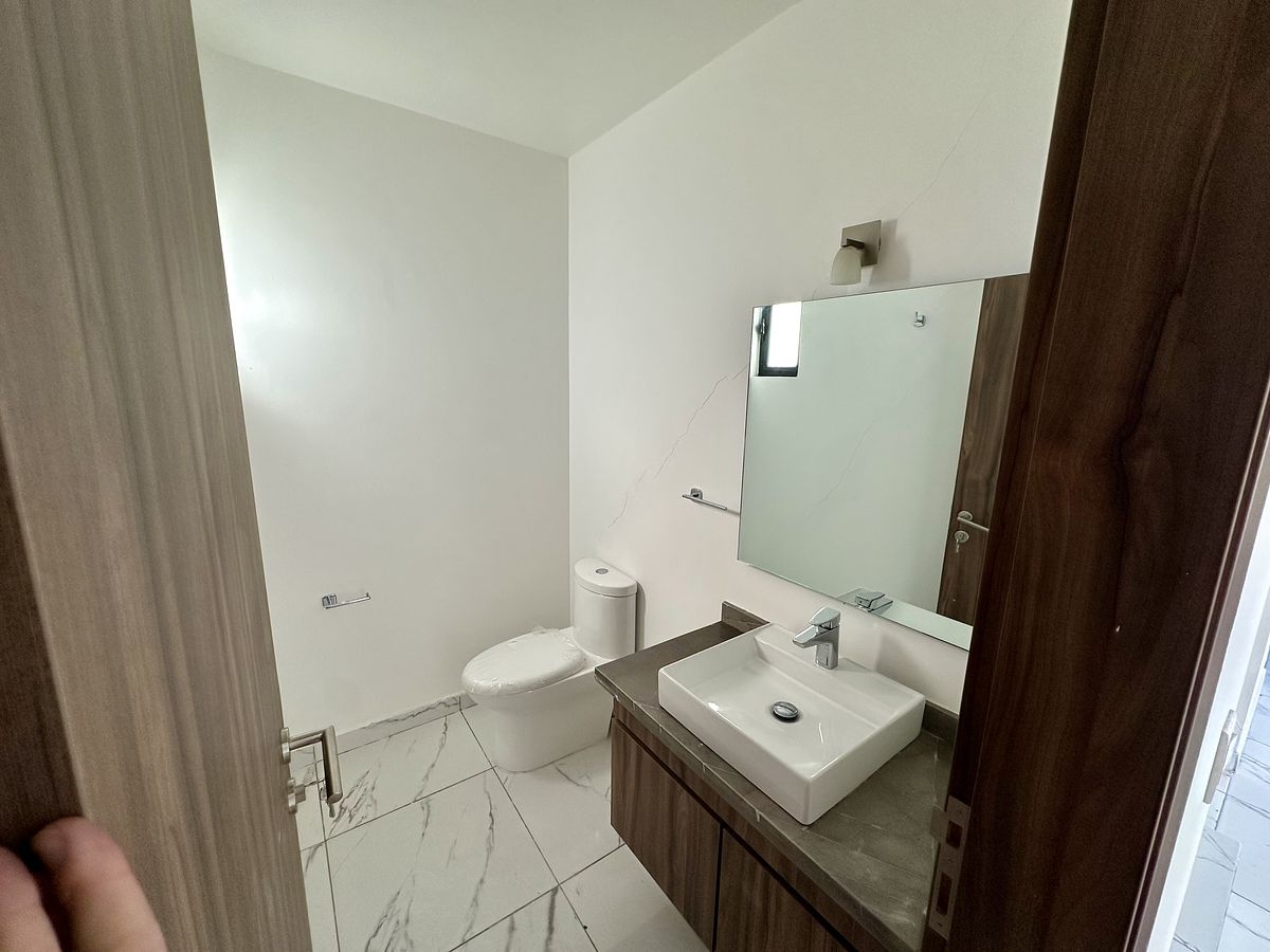 3 de 22: MEDIO BAÑO VISITAS