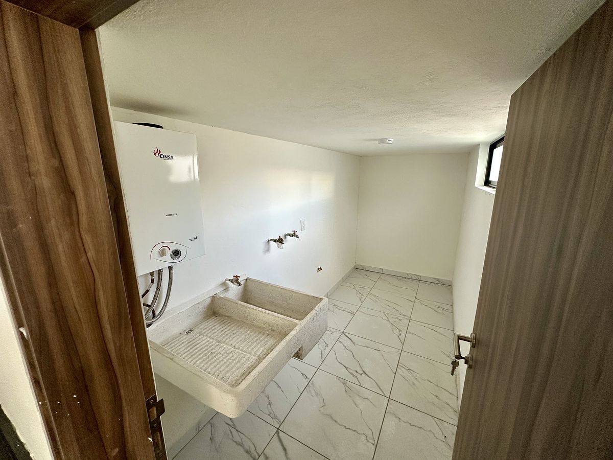 10 de 22: CUARTO DE SERVICIO AMPLIO