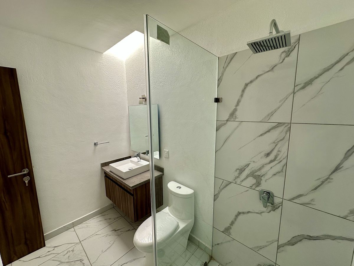 15 de 22: BAÑO QUE COMPARTEN RECAMARAS SECUNDARIAS